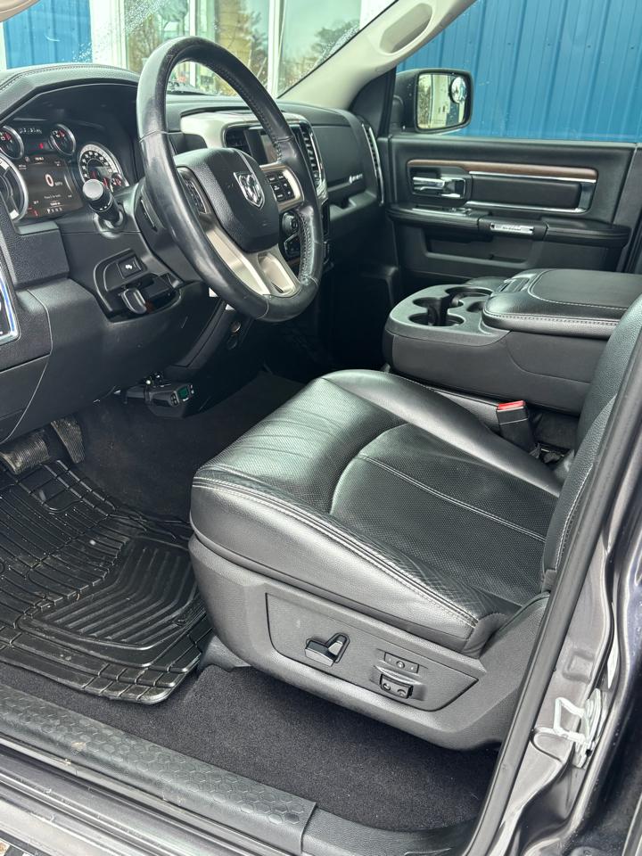 RAM 1500 Laramie 4x4 Quad Cab 6'4" Box 2017