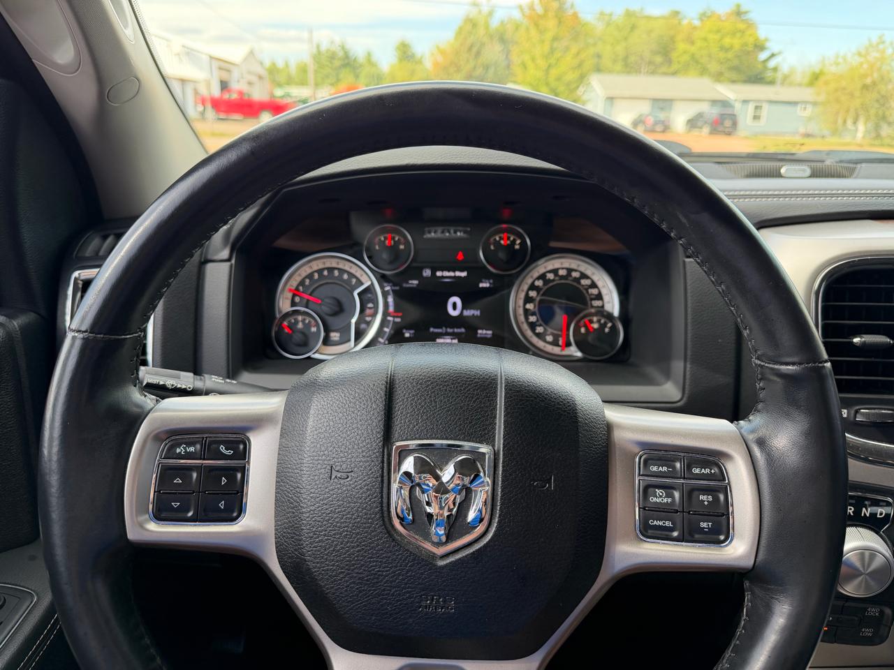 RAM 1500 Laramie 4x4 Crew Cab 5'7" Box 2017