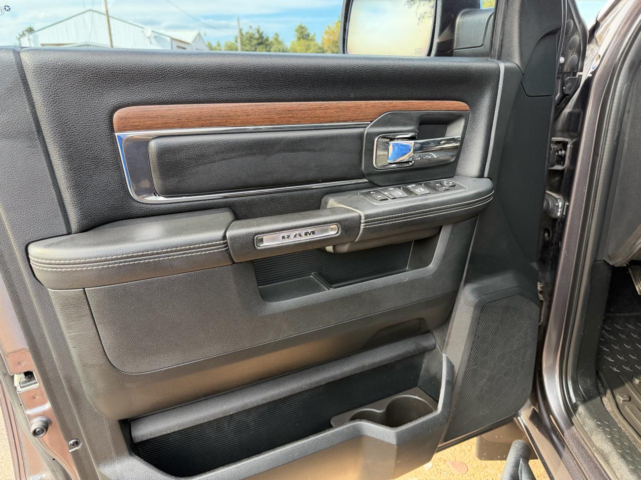 RAM 1500 Laramie 4x4 Crew Cab 5'7" Box 2017