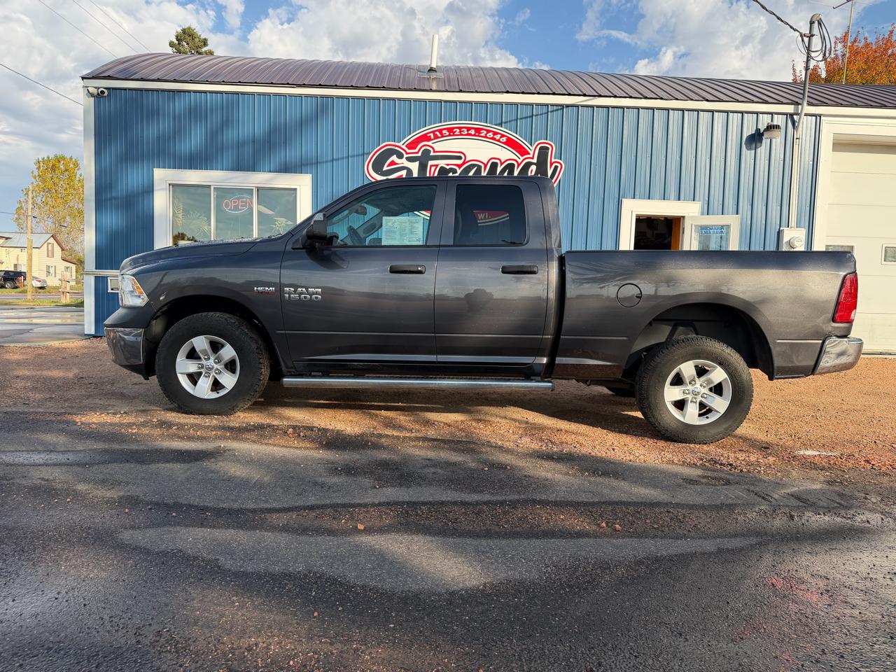 RAM 1500 4WD Quad Cab 140.5" ST 2017