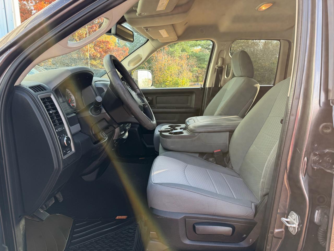 RAM 1500 4WD Quad Cab 140.5" ST 2017