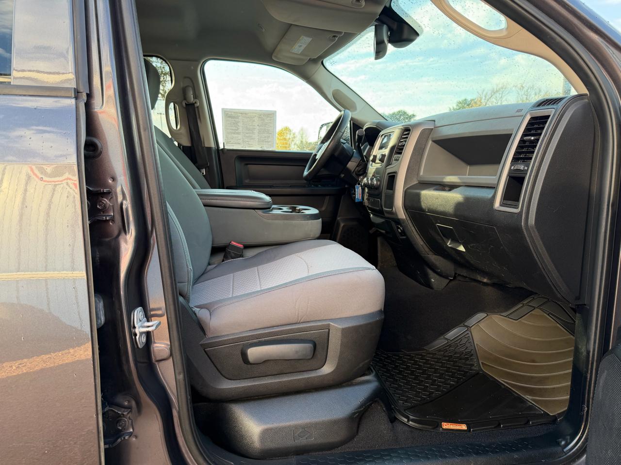 RAM 1500 4WD Quad Cab 140.5" ST 2017