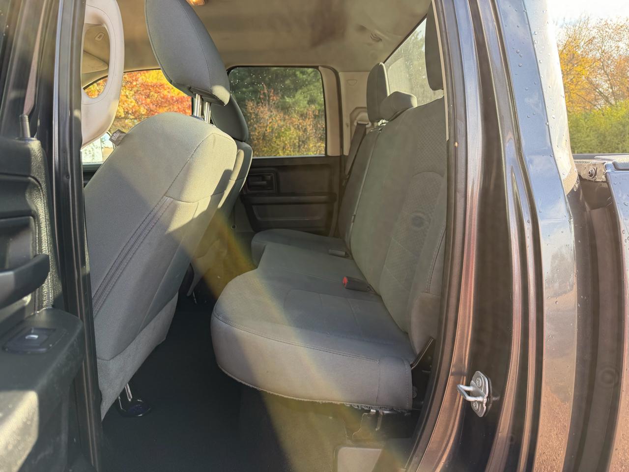 RAM 1500 4WD Quad Cab 140.5" ST 2017