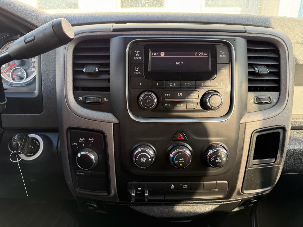 RAM 1500 4WD Quad Cab 140.5" ST 2017