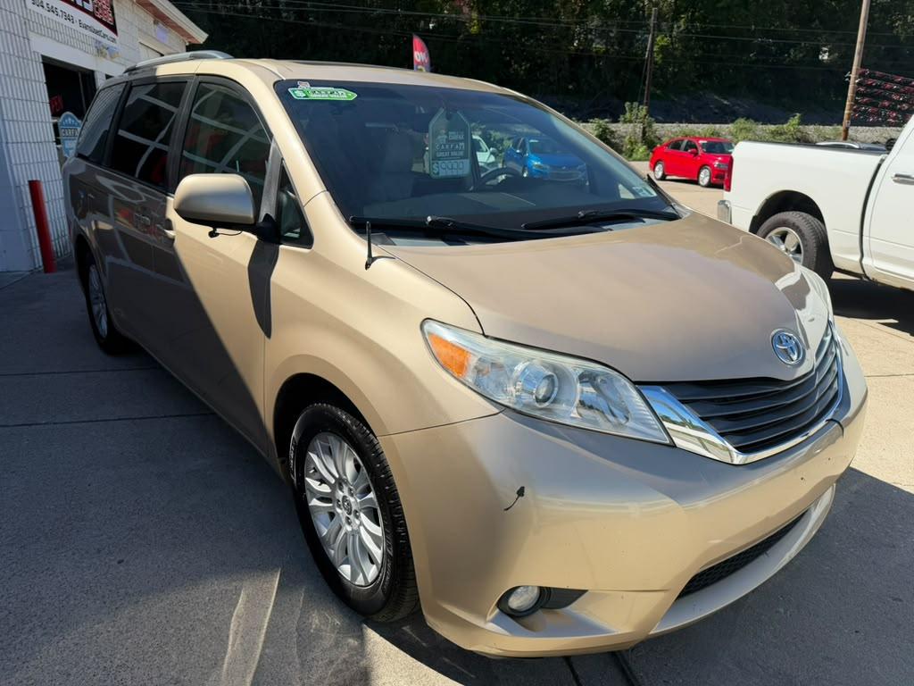 Toyota Sienna XLE FWD 8-Passenger V6 2012