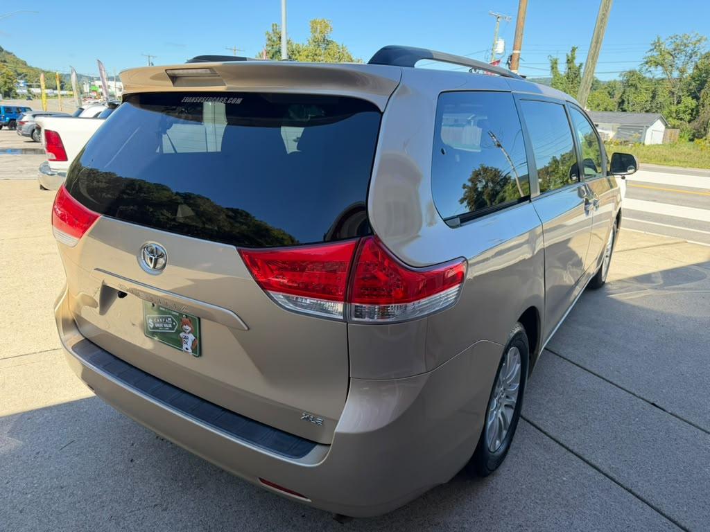 Toyota Sienna XLE FWD 8-Passenger V6 2012