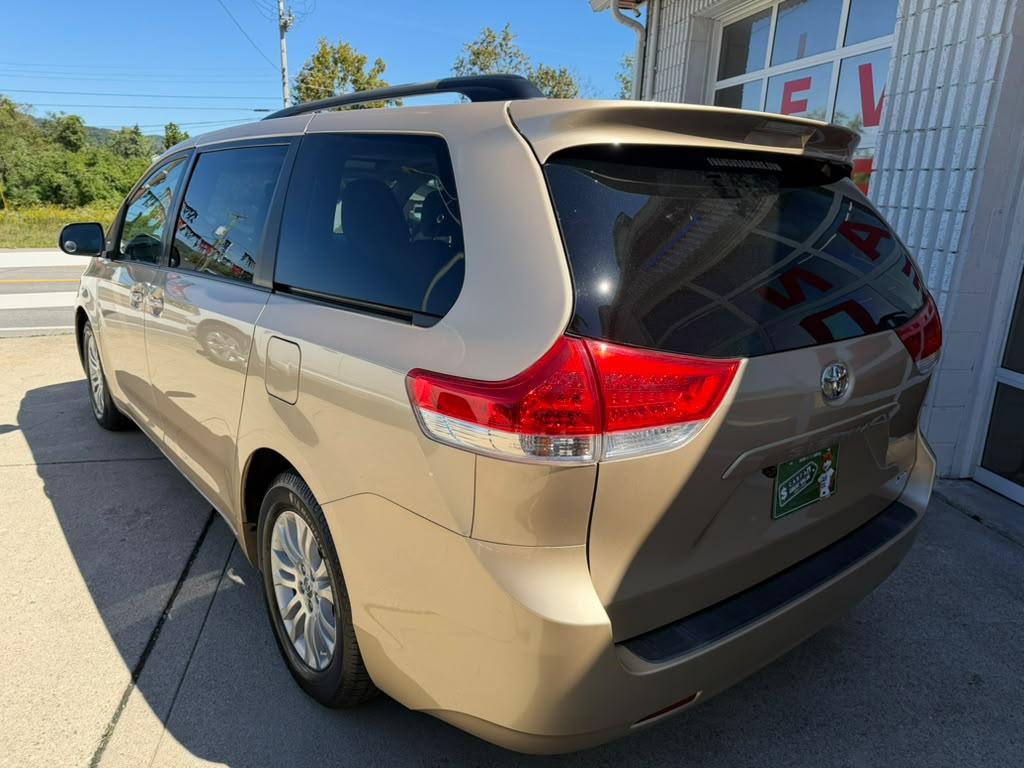 Toyota Sienna XLE FWD 8-Passenger V6 2012