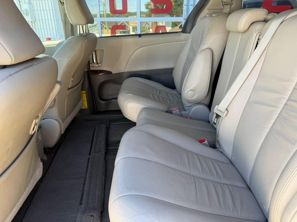 Toyota Sienna XLE FWD 8-Passenger V6 2012