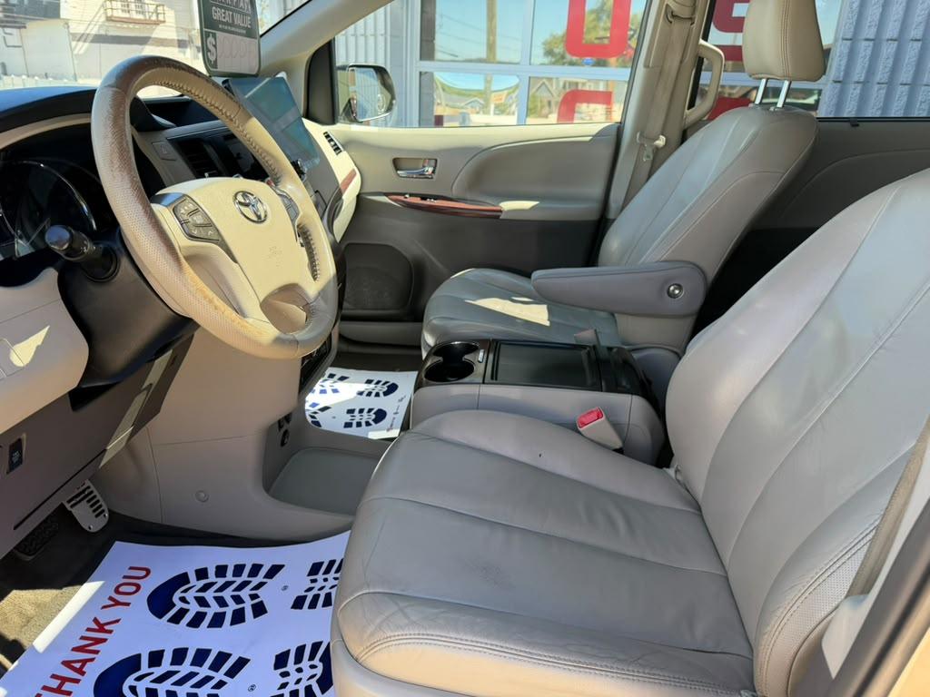 Toyota Sienna XLE FWD 8-Passenger V6 2012