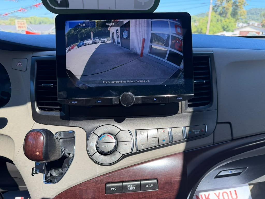 Toyota Sienna XLE FWD 8-Passenger V6 2012