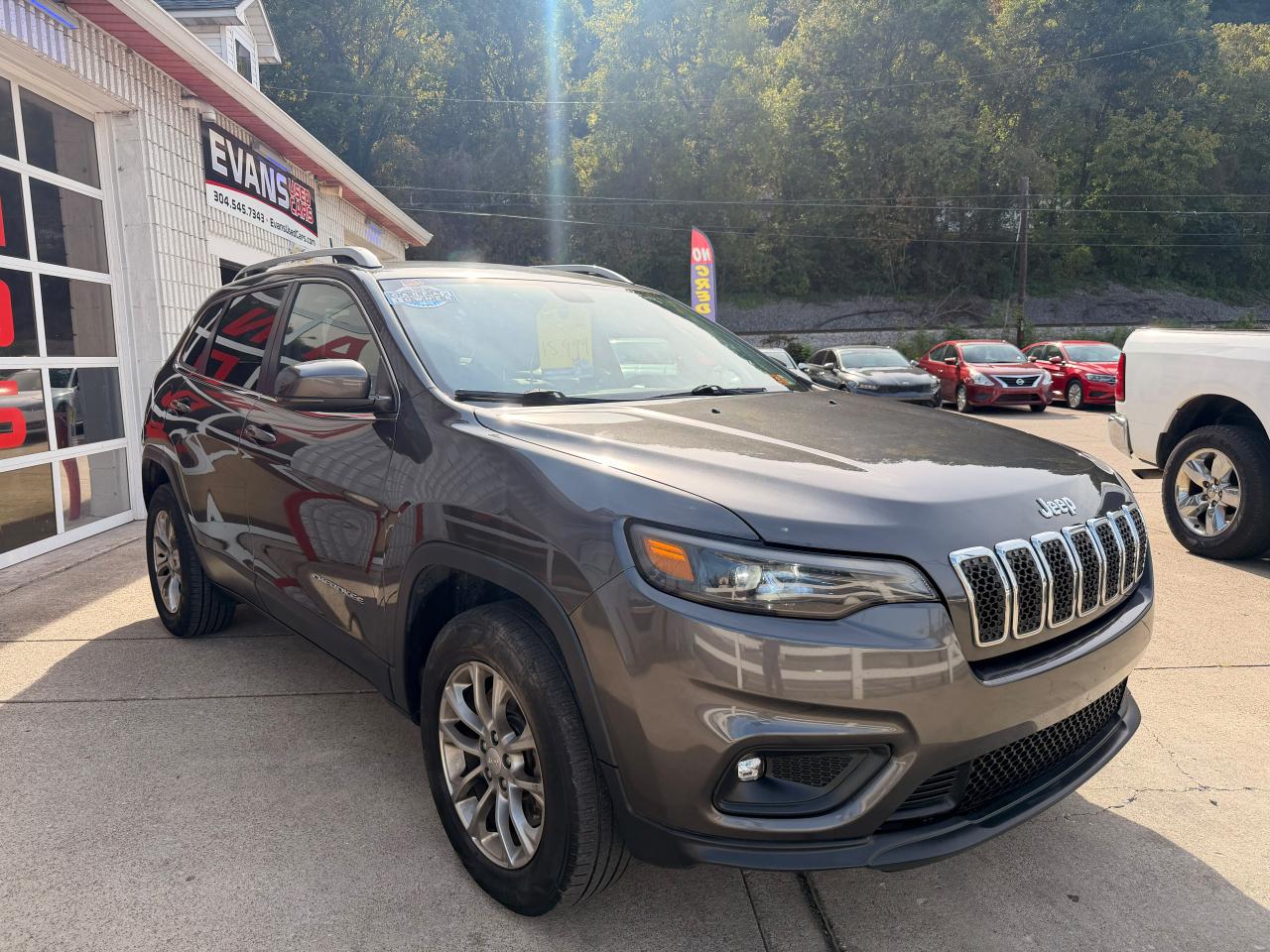 Jeep Cherokee photo 2