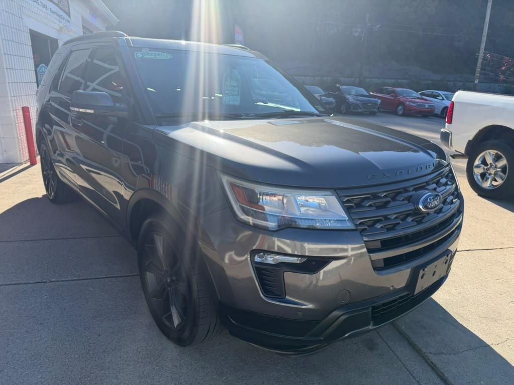 Ford Explorer photo 2
