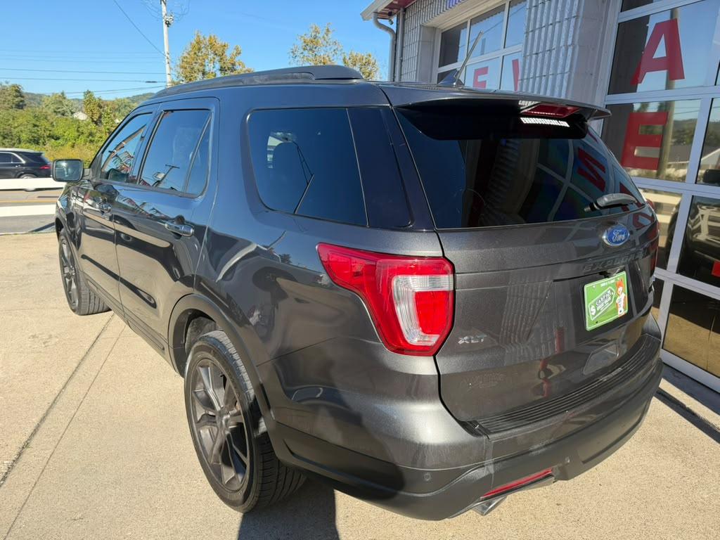 Ford Explorer photo 4