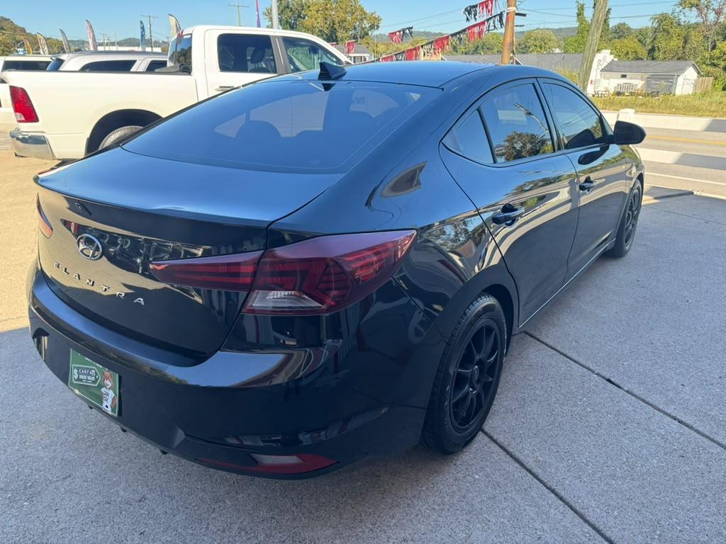 Hyundai Elantra photo 3