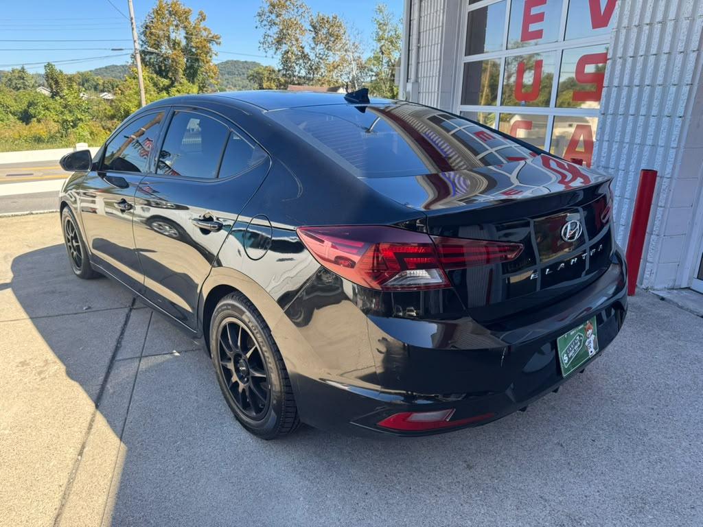 Hyundai Elantra photo 4