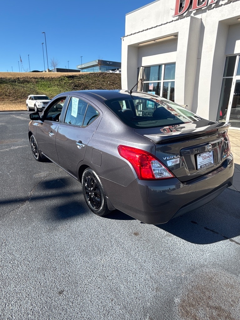Nissan Versa  2015