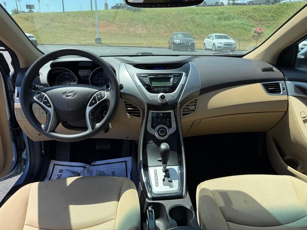 Hyundai Elantra  2012