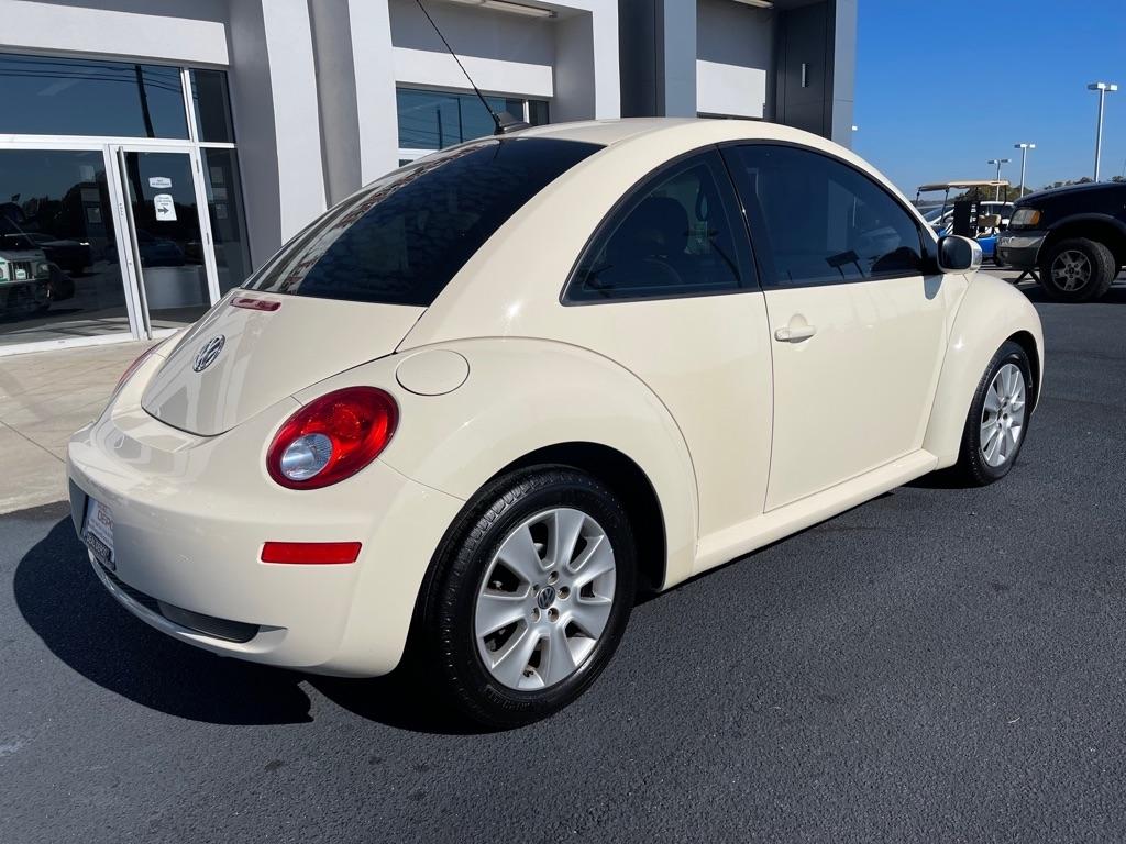 Volkswagen New Beetle  2010