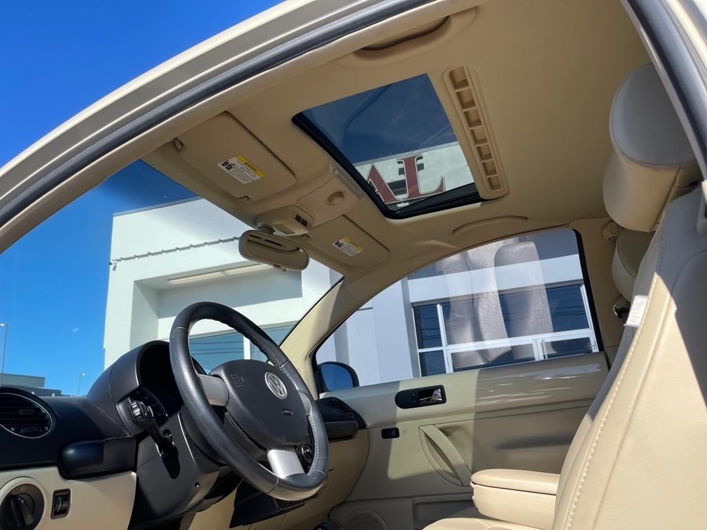Volkswagen New Beetle  2010