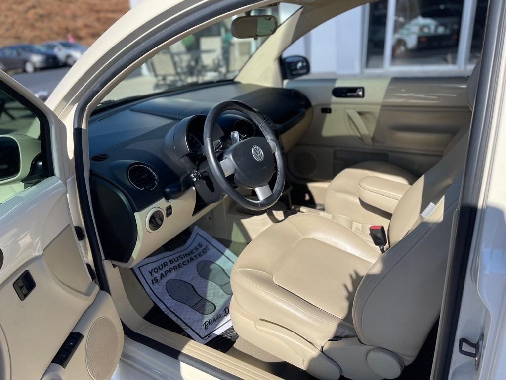 Volkswagen New Beetle  2010
