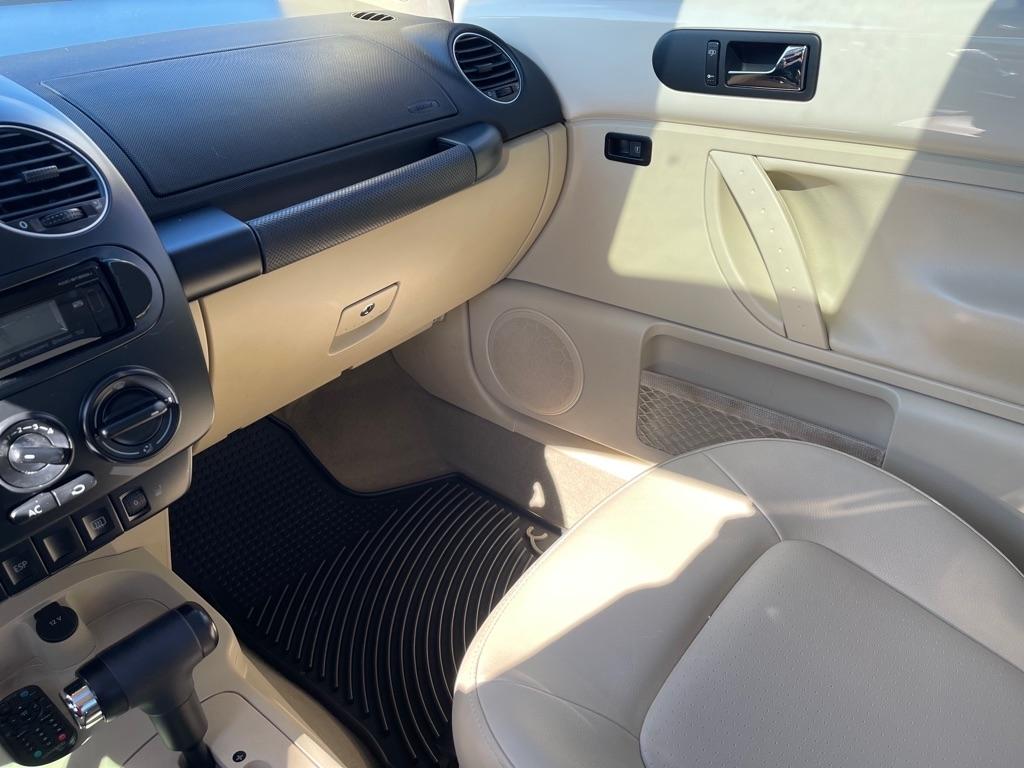 Volkswagen New Beetle  2010