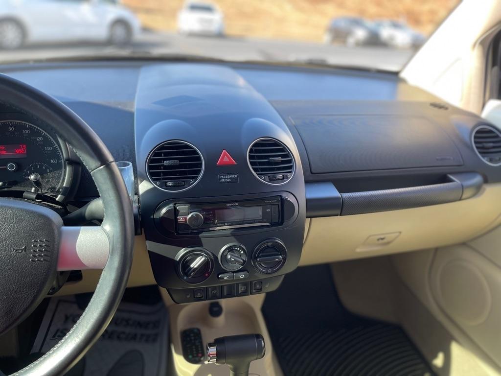 Volkswagen New Beetle  2010