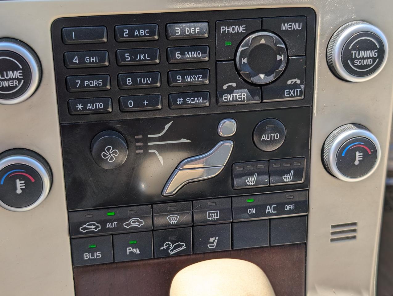 Volvo XC70  2011
