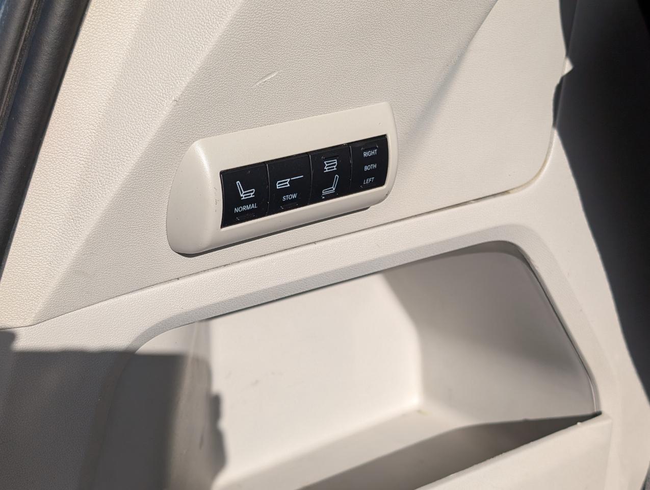 Volkswagen Routan  2010