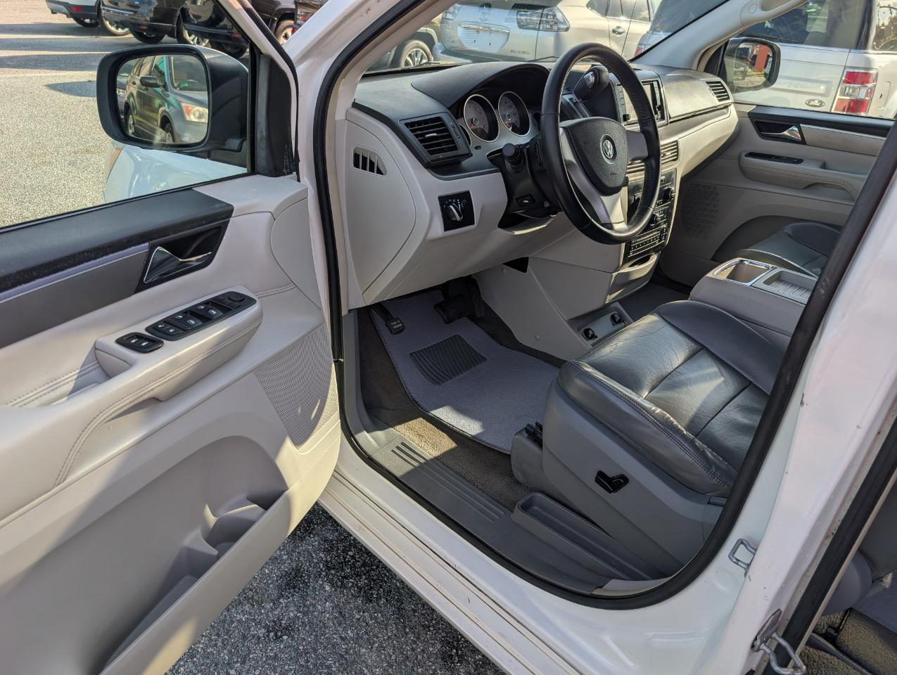 Volkswagen Routan  2010