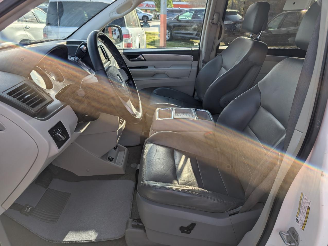 Volkswagen Routan  2010