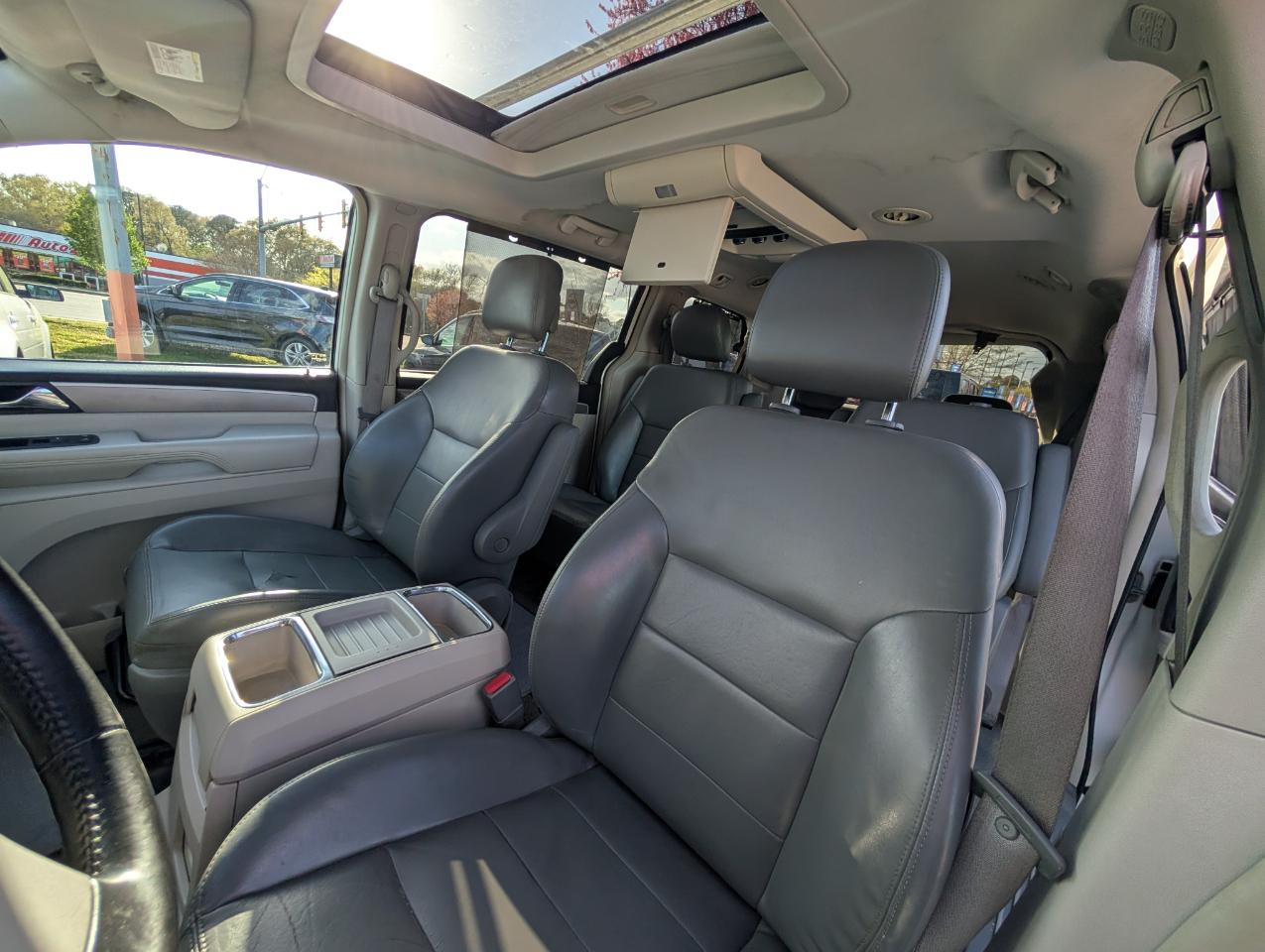 Volkswagen Routan  2010