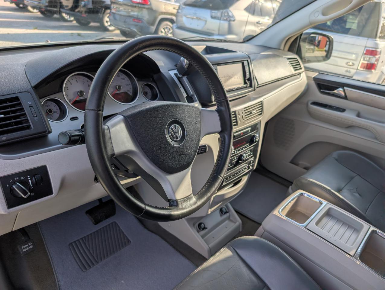 Volkswagen Routan  2010