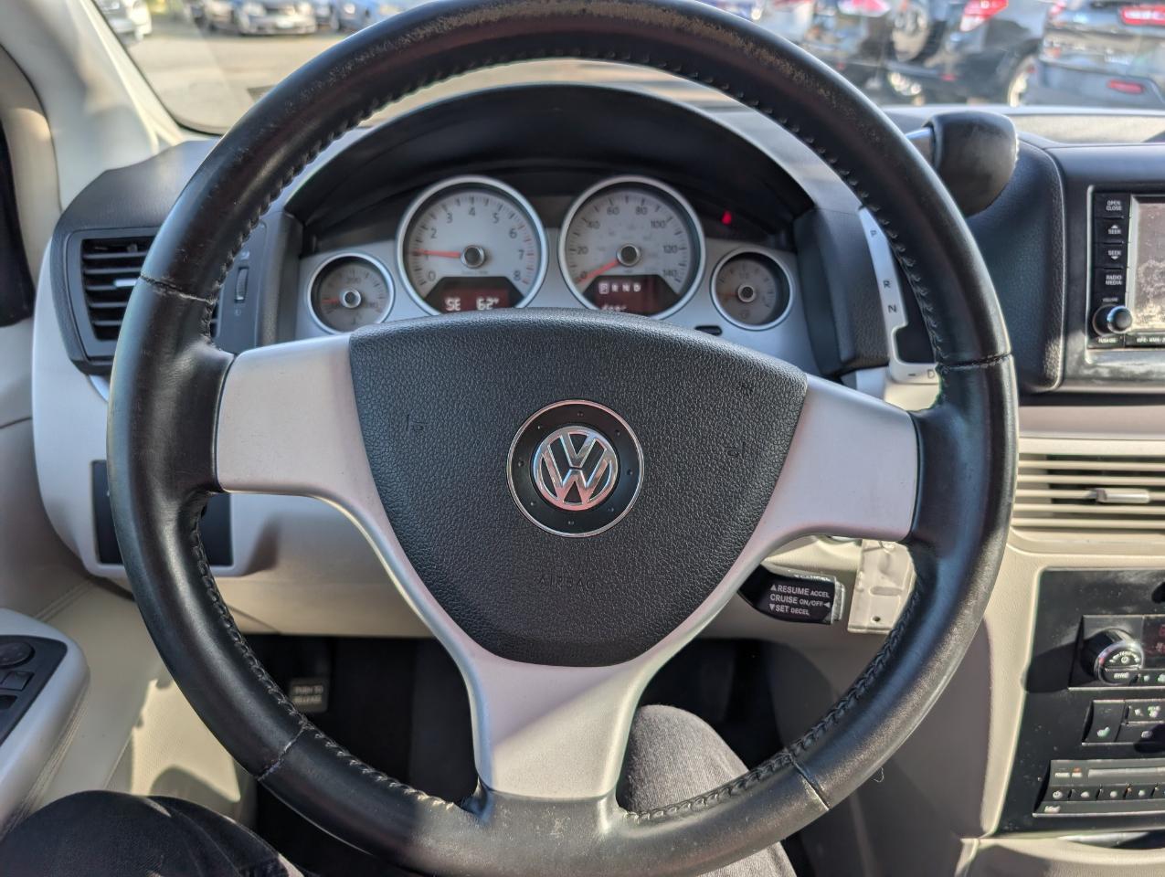 Volkswagen Routan  2010