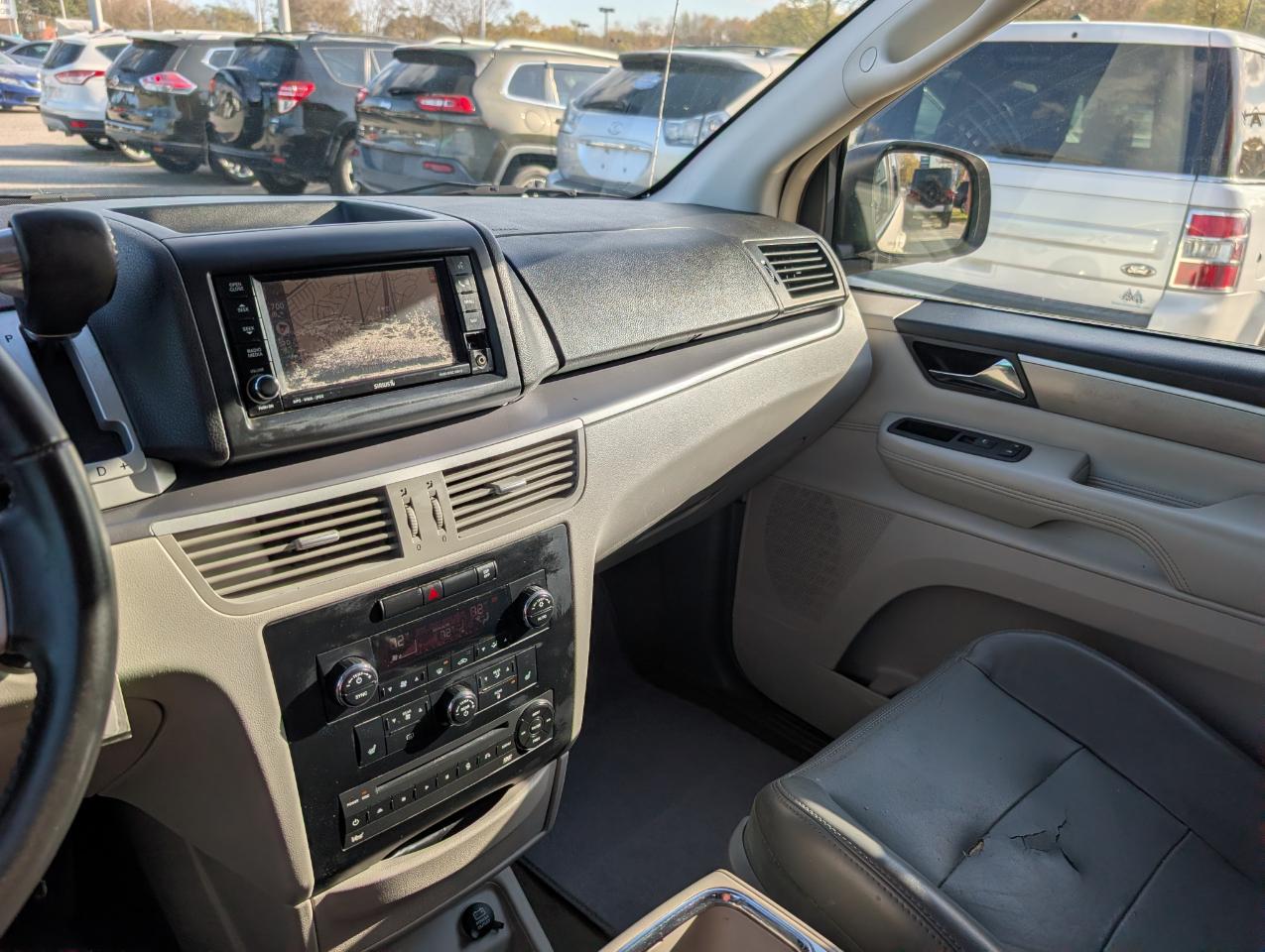 Volkswagen Routan  2010