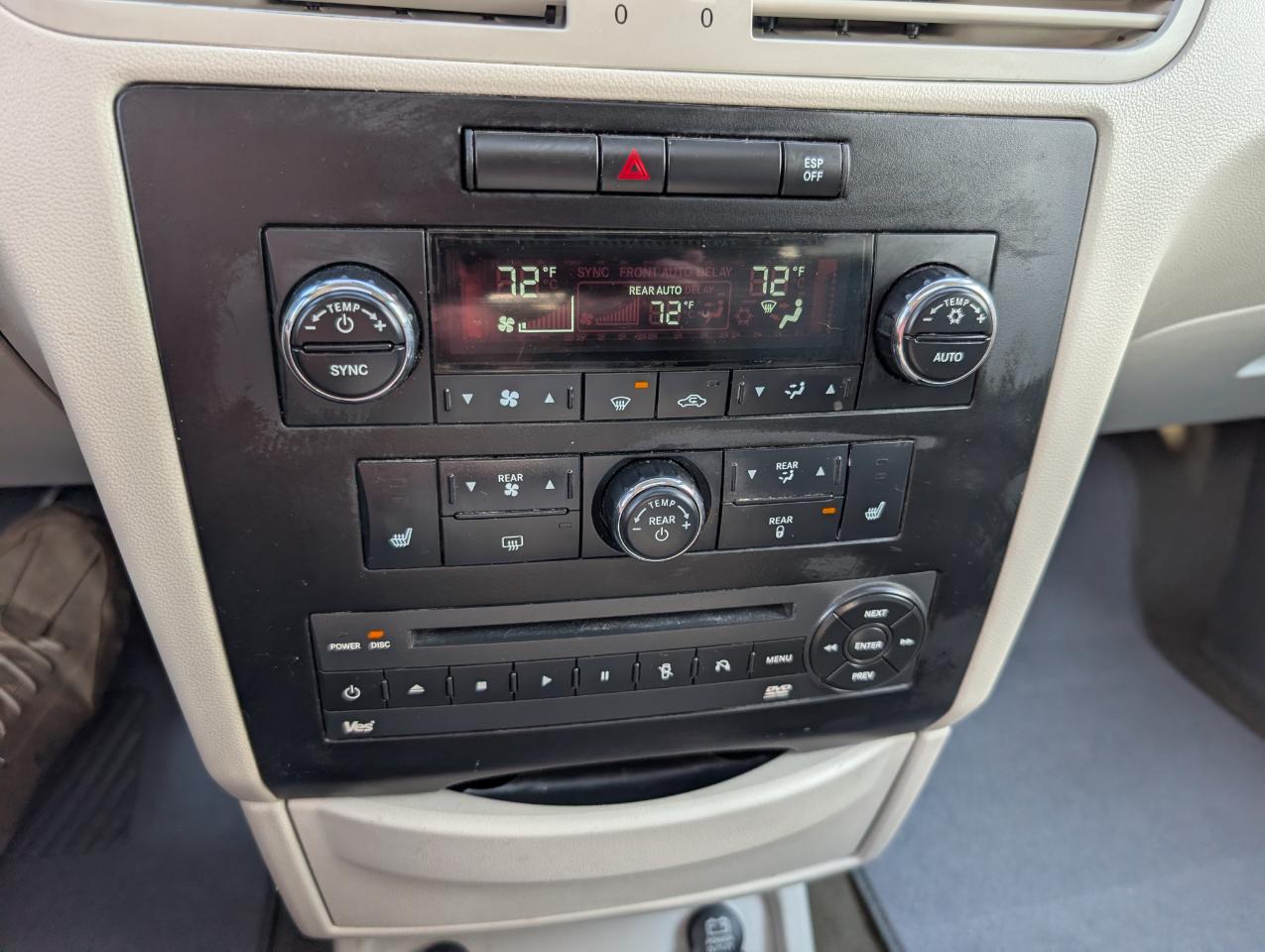 Volkswagen Routan  2010