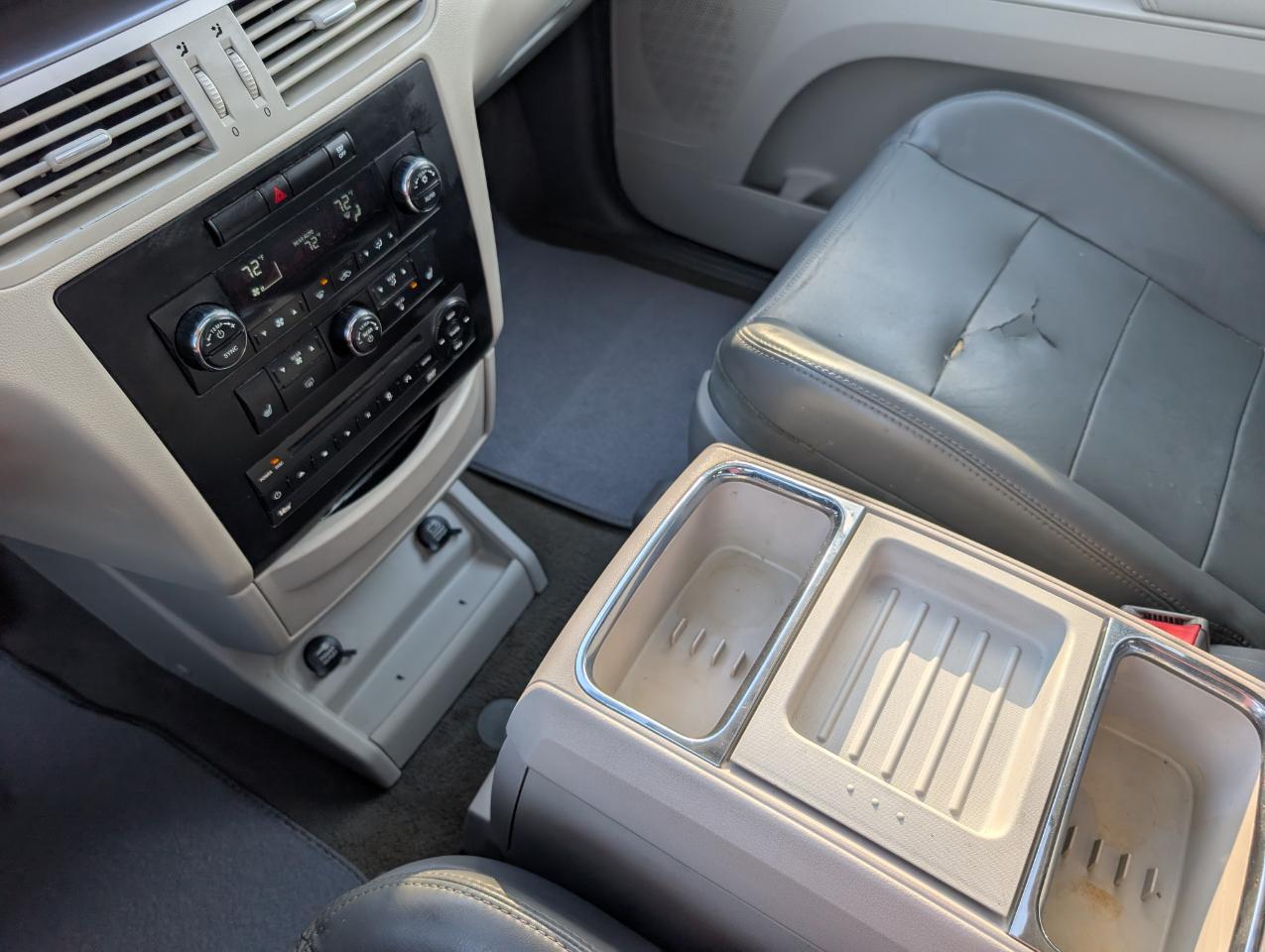 Volkswagen Routan  2010