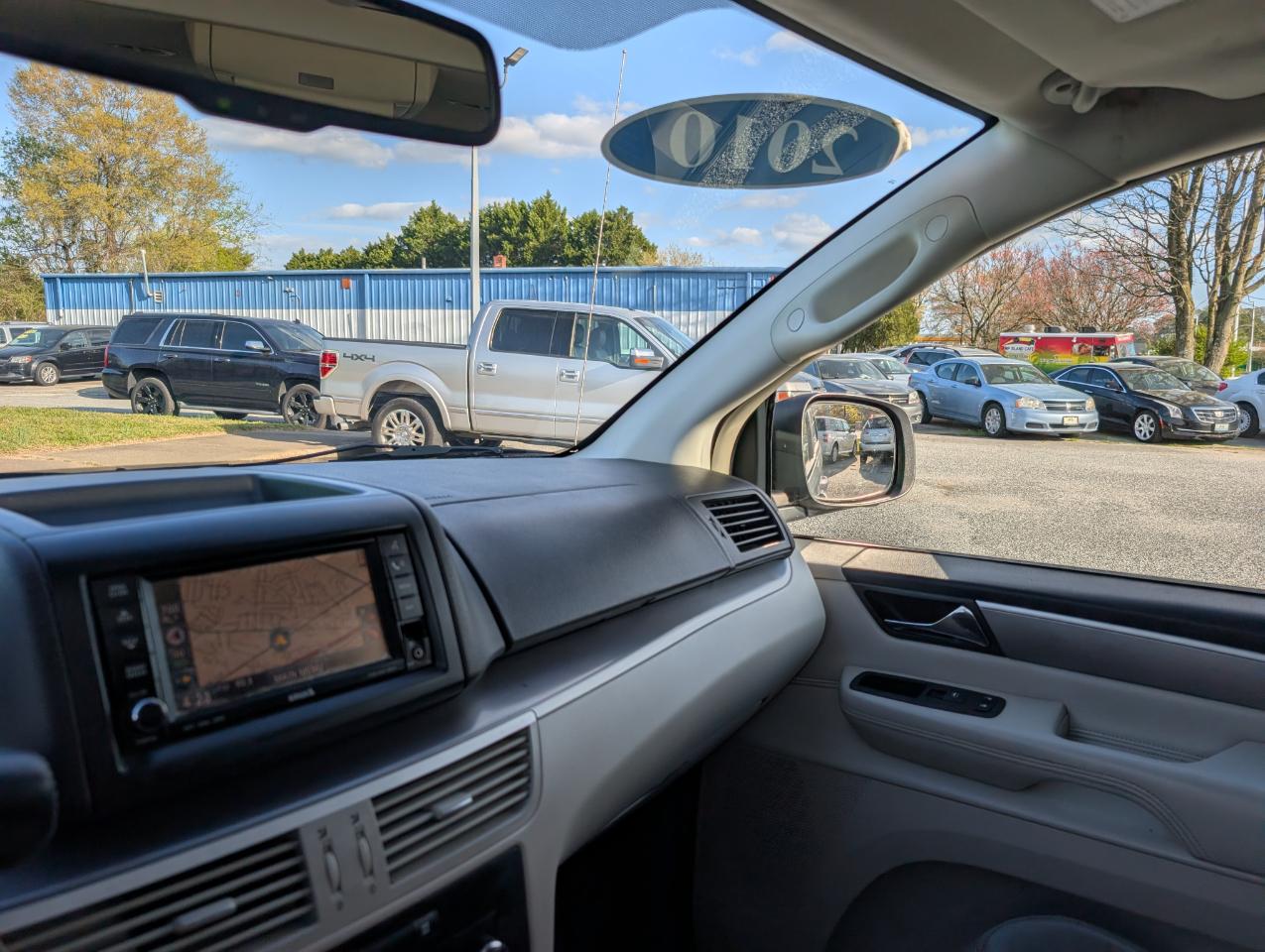 Volkswagen Routan  2010