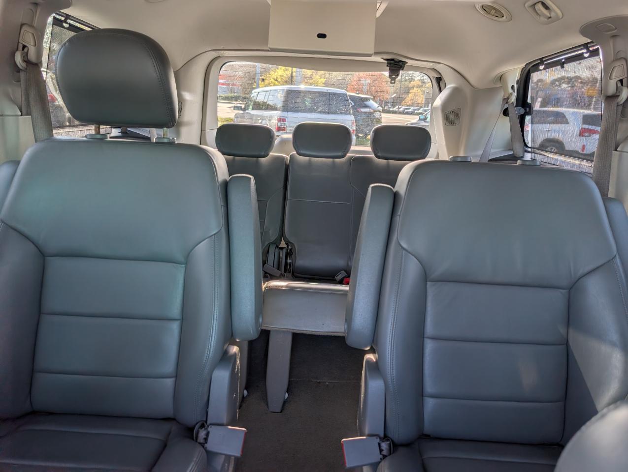 Volkswagen Routan  2010