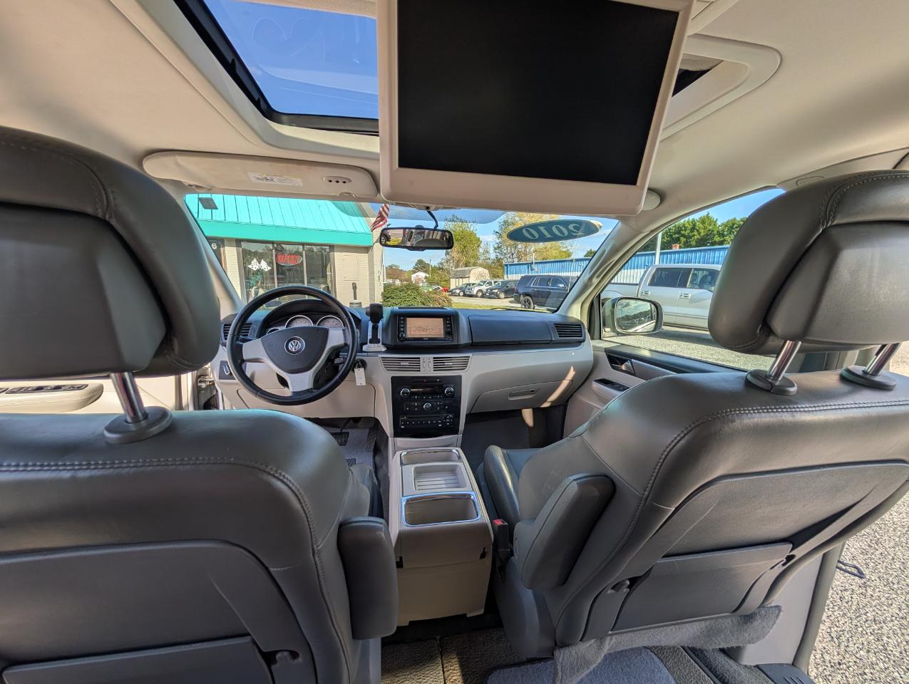 Volkswagen Routan  2010