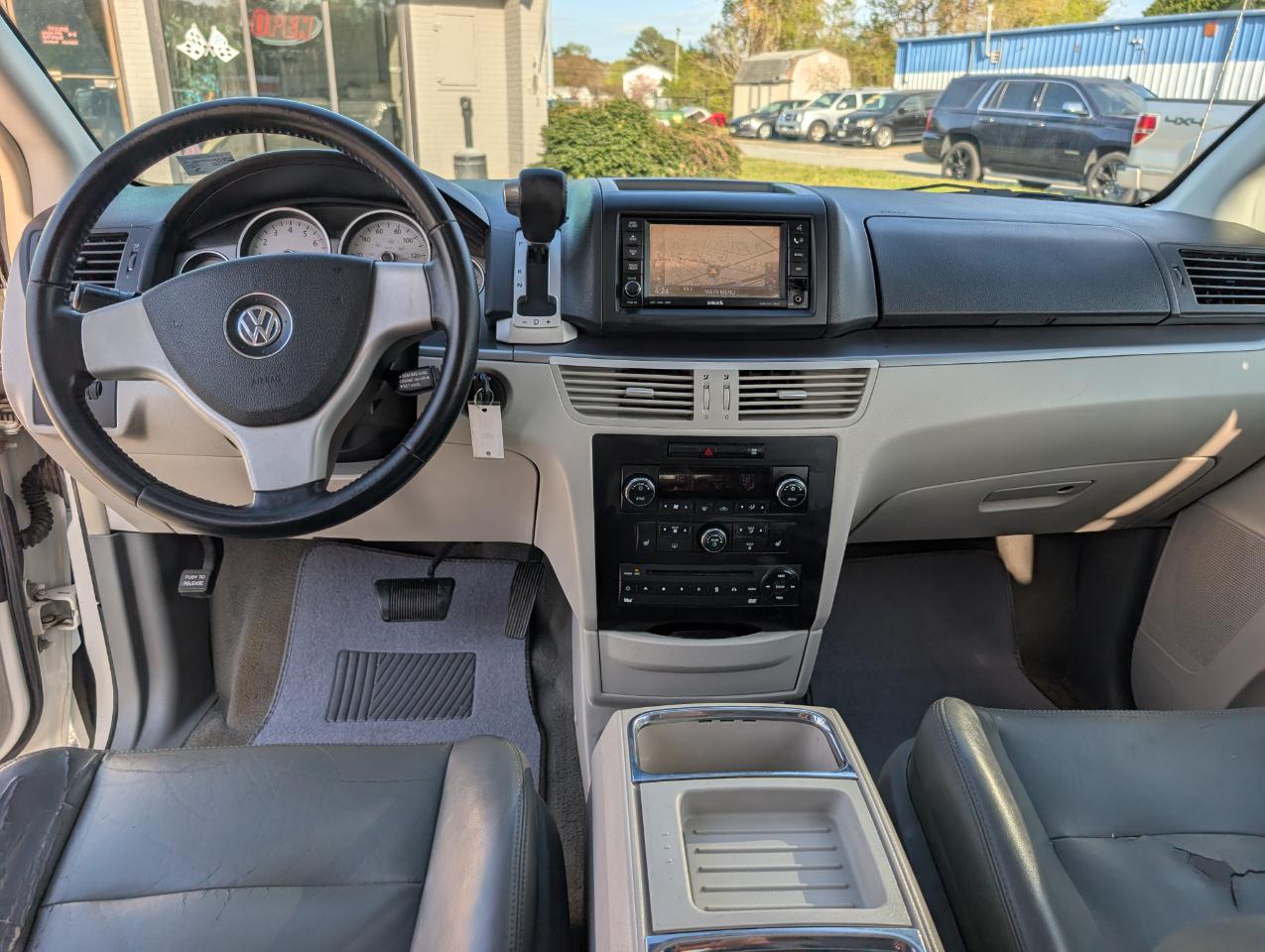 Volkswagen Routan  2010