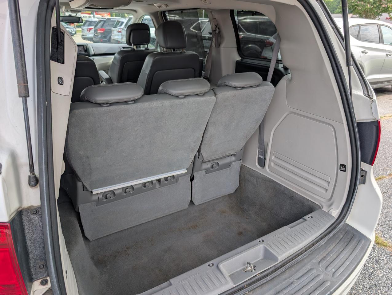 Volkswagen Routan  2010