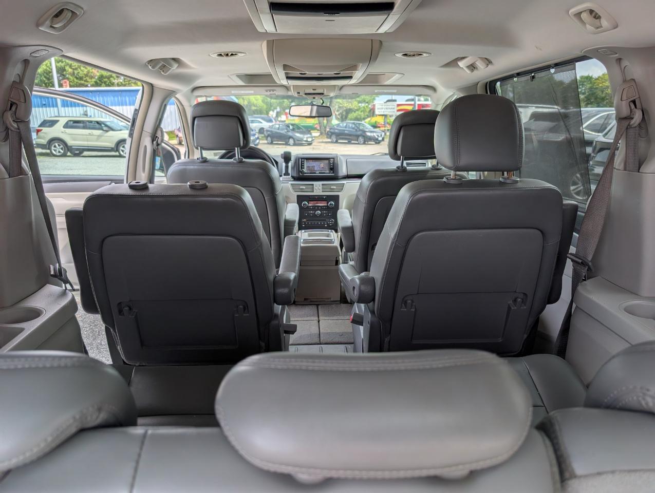 Volkswagen Routan  2010