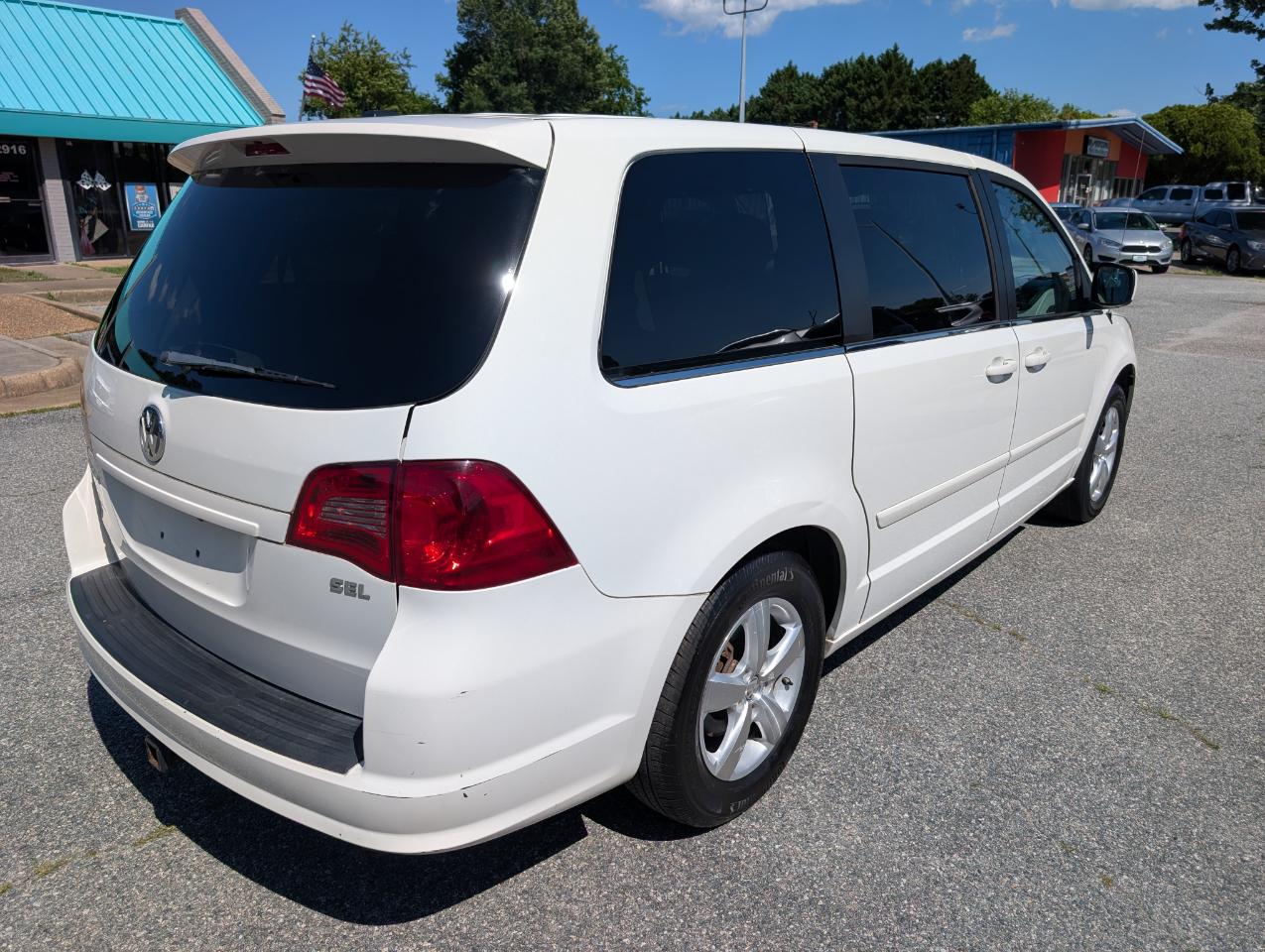 Volkswagen Routan  2010