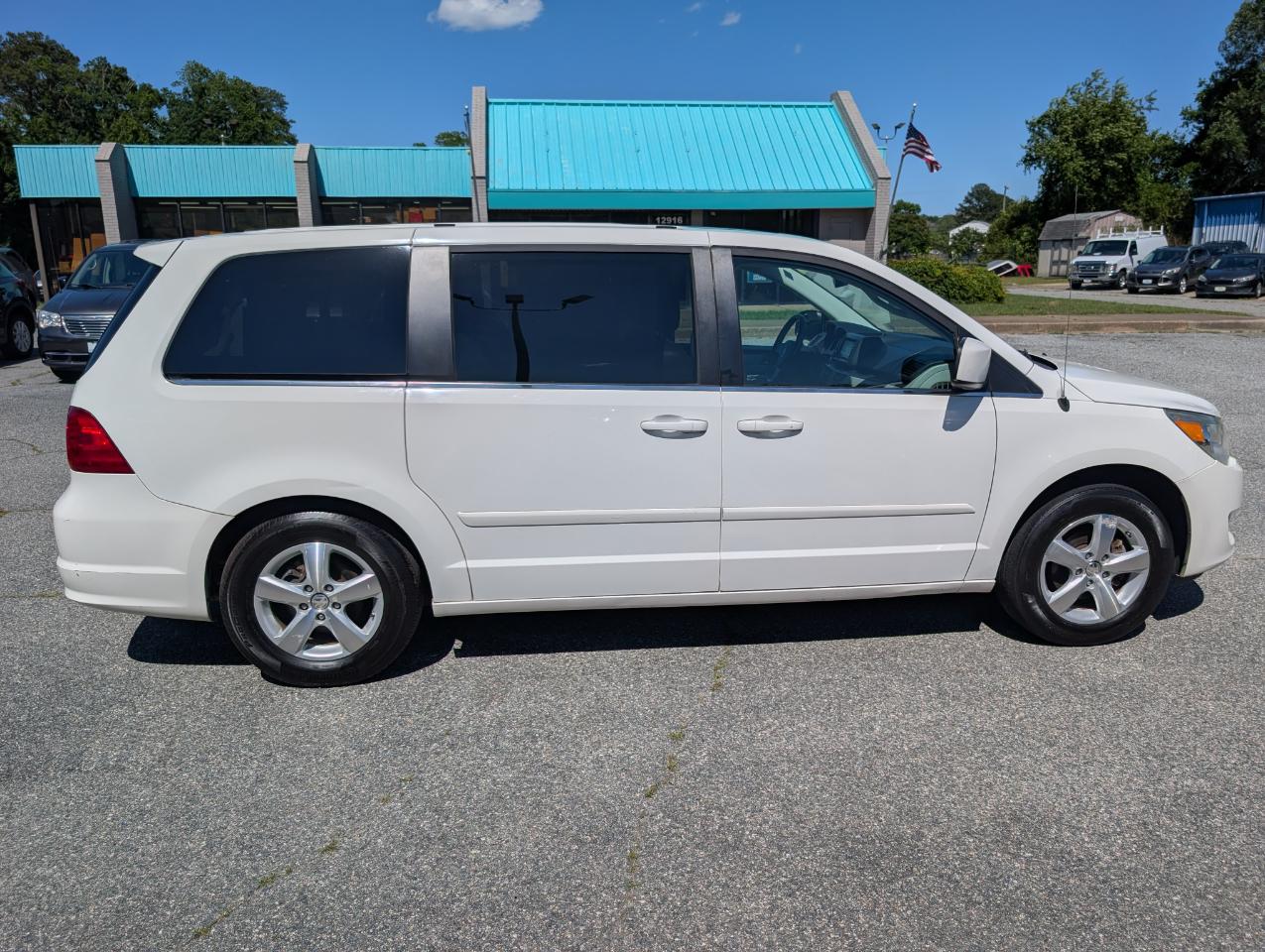 Volkswagen Routan  2010