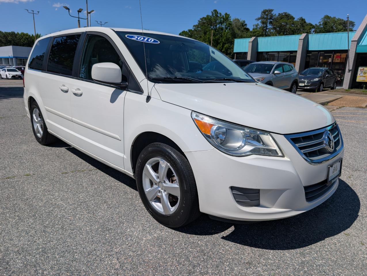 Volkswagen Routan  2010