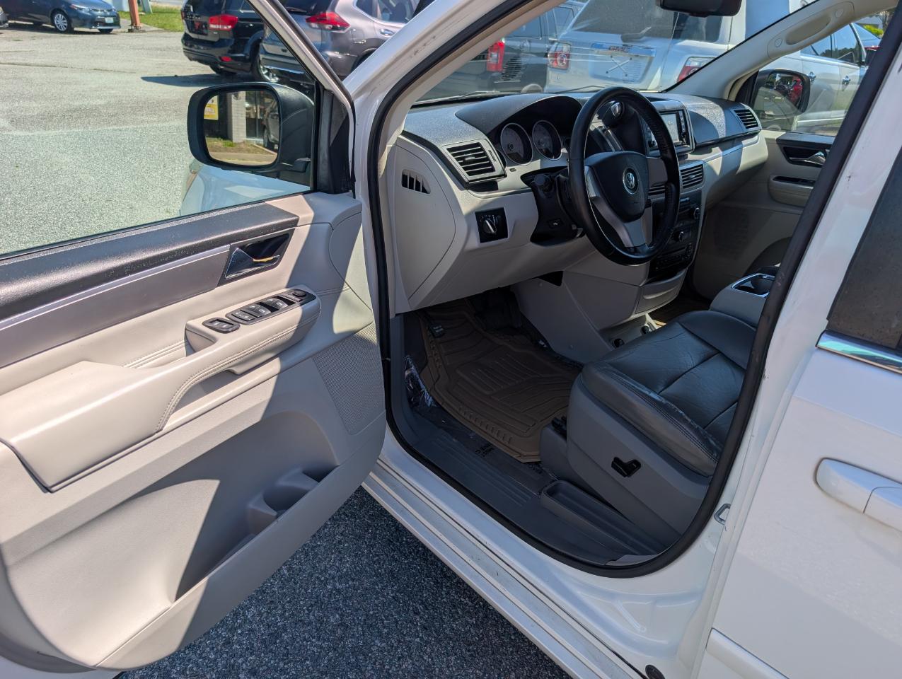 Volkswagen Routan  2010