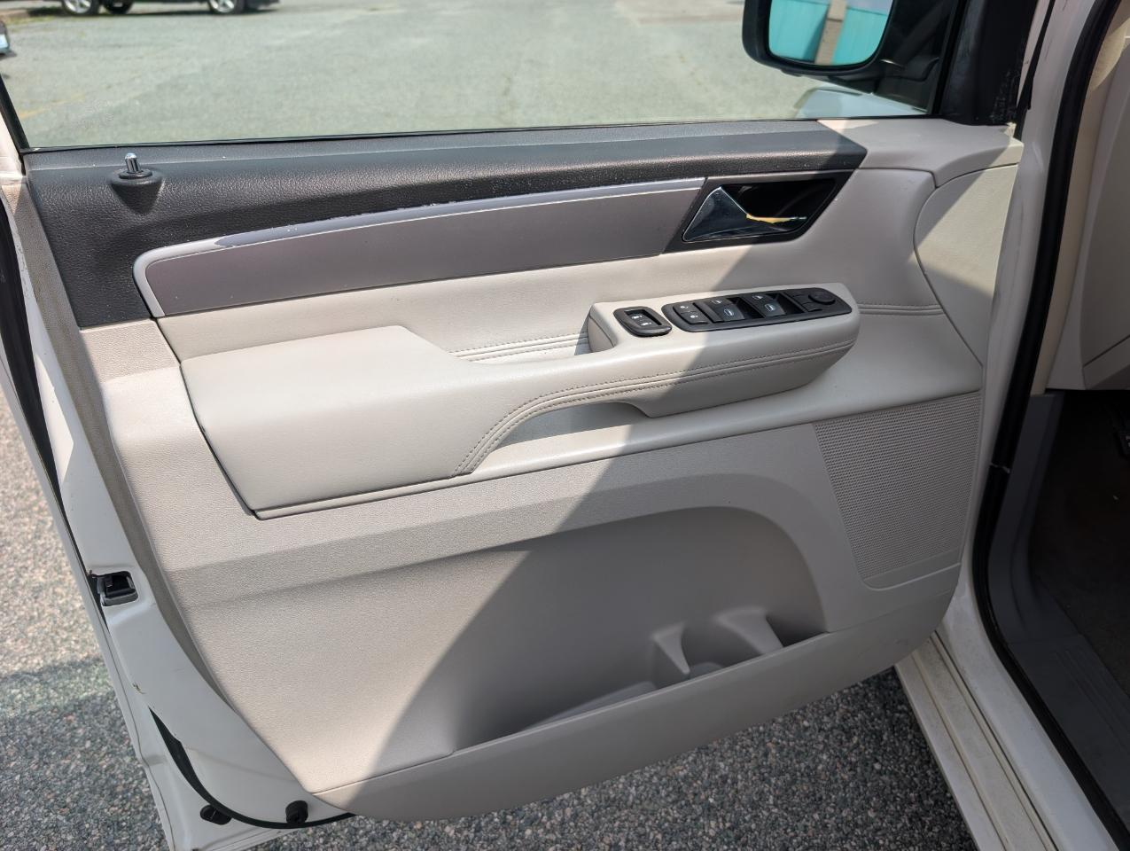 Volkswagen Routan  2010