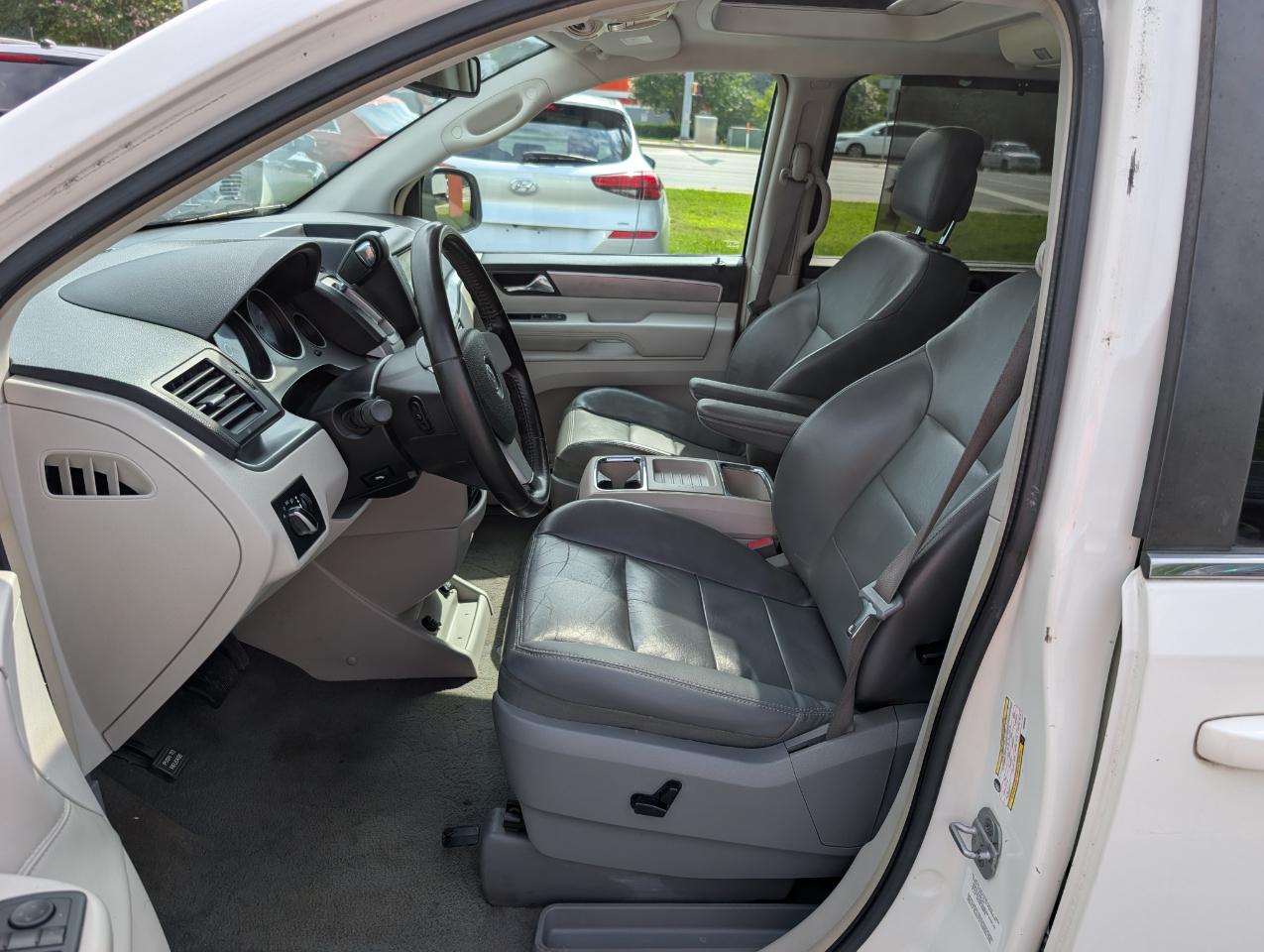 Volkswagen Routan  2010