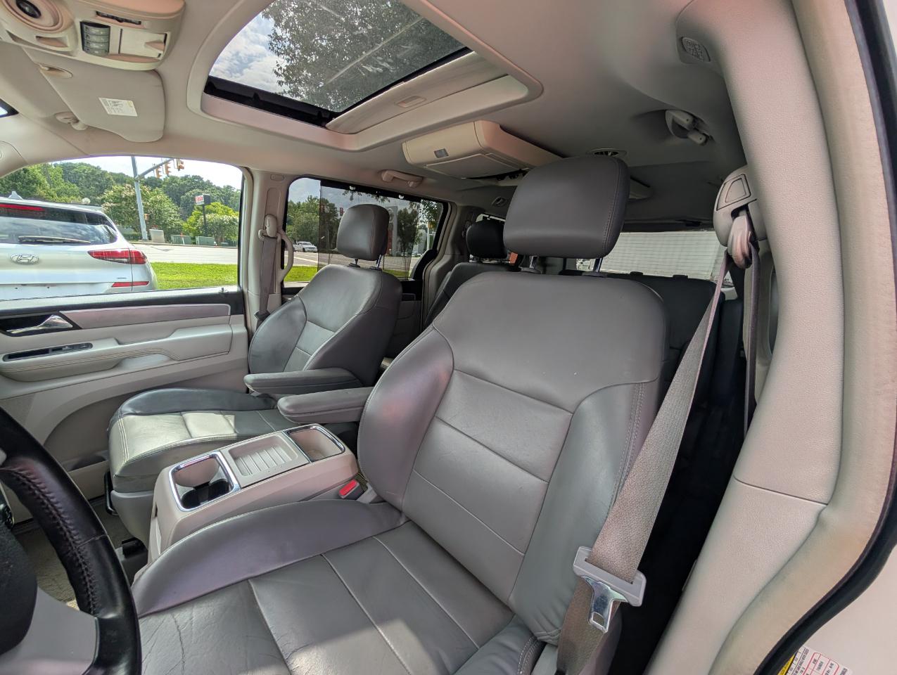 Volkswagen Routan  2010