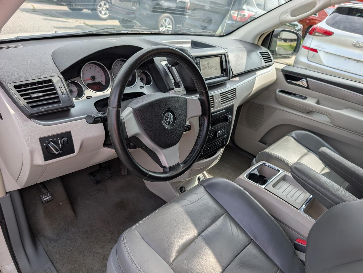 Volkswagen Routan  2010
